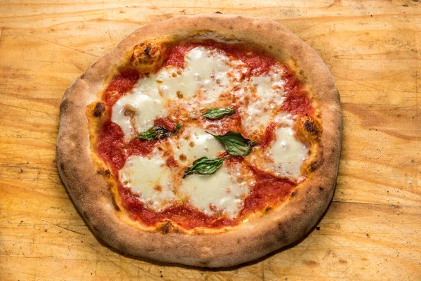 Pizza Margherita Pizza Tradicional Nápoles Dedicada Rainha Com Queijo Mussarela — Fotografia de Stock