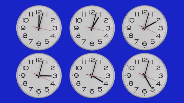 時の経過時計 黒の数字を持つ6つの白い時計は 青の背景に12分の経過時間で12から5時間連続して表示されます タイムゾーンのコンセプト — ストック動画