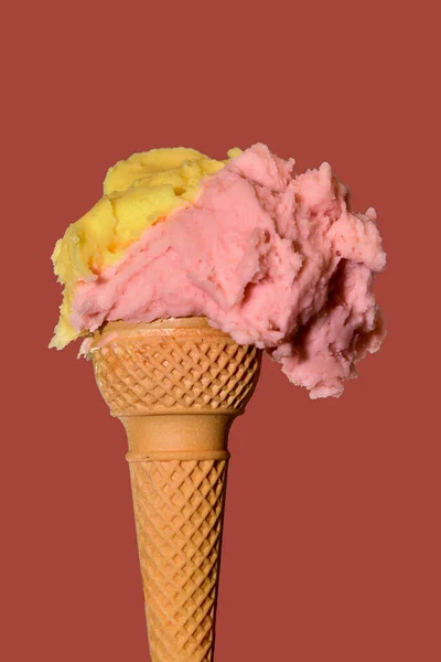 Cone Sorvete Takeaway Com Sabor Morango Limão Fundo Rosa Escuro — Fotografia de Stock