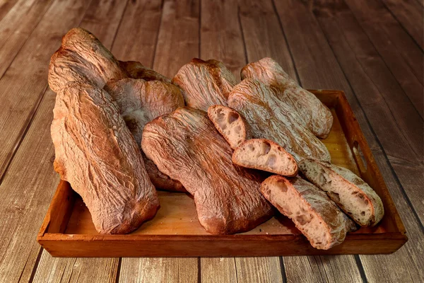 Włoski Chleb Ciabatta Wiele Całych Bochenków Bochenków Przeciętych Pół Drewnianej — Zdjęcie stockowe