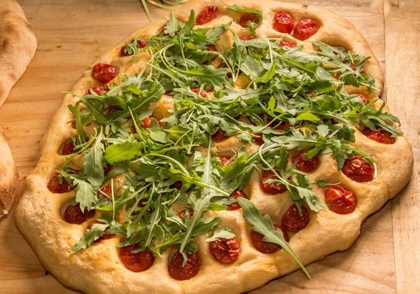 Focaccia Apúlia Pizza Típica Bari Com Tomates Cereja Folhas Foguete — Fotografia de Stock