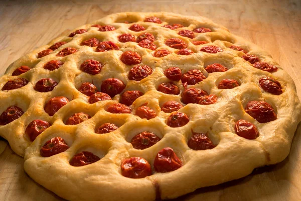 전형적 바바리 피자인 Apulium Focaccia 반죽과 밀가루 반죽으로 피자로 토마토를 — 스톡 사진