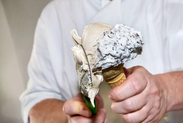 Руки Производителя Мороженого Положить Мороженое Вафельный Конус Сливки Шоколад Stracciatella — стоковое фото