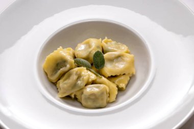İtalyan Langhe 'den yağlı, adaçaylı ve parmesanlı ravioli del plin tipik Piedmontese makarnası