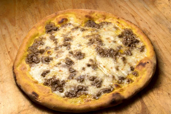 Pizza Caril Coberto Com Queijo Derretido Molho Carne Placa Corte — Fotografia de Stock