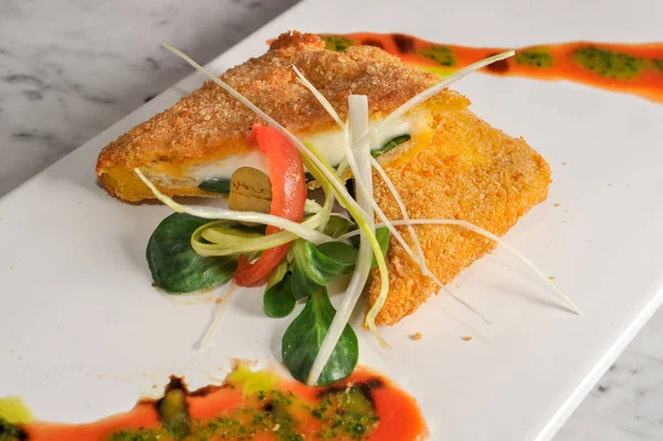 Carrozza 'da Mozzarella, İtalyan usulü kızarmış peynirli sandviç. Eritilmiş mozarella ile dilimlenmiş kızarmış ekmek.