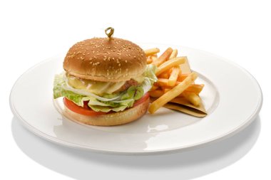 Beyaz arka planda izole edilmiş hamburgerler ve patates kızartmaları.