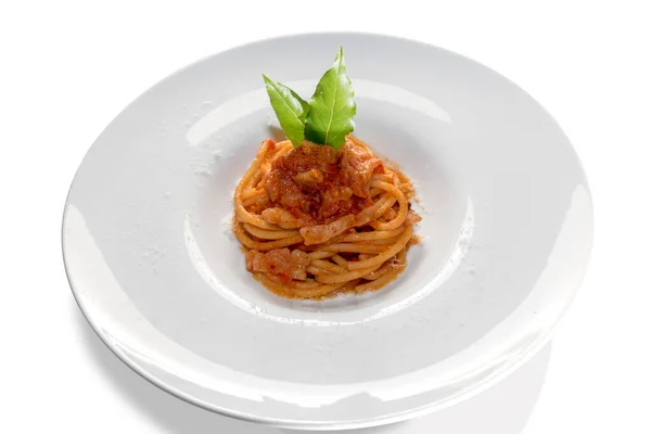 Bucatini Amatriciana Pasta Med Bay Blad Vit Skål Isolerad Vit — Stockfoto