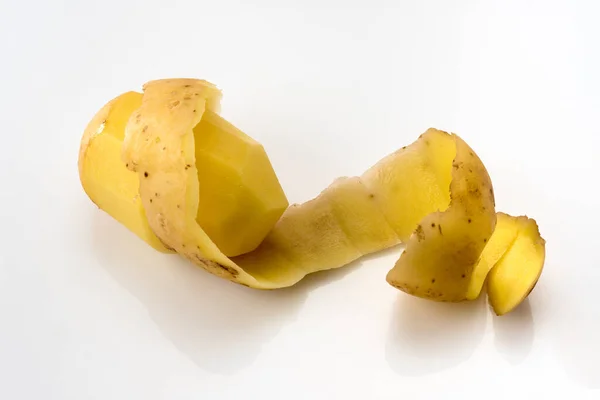 Αποφλοιωμένες Πατάτες Σπειροειδή Φλοιό Απομονωμένες Λευκό — Φωτογραφία Αρχείου