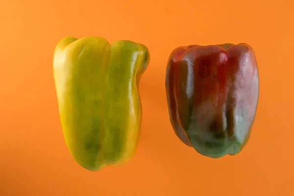 Green Red Yellow Bell Peppers Isolated Orange Background — Stock Photo, Image