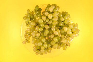 Beyaz masa üzümleri sarı arkaplanda üst görünüm