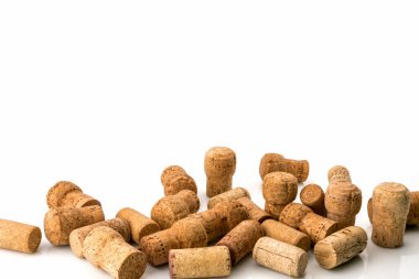 Kullanılmış şarap mantarları beyaz arkaplandaki yarım çerçeveleri rastgele doldurur, metin için boşluk, beyaz olandan izole edilir 