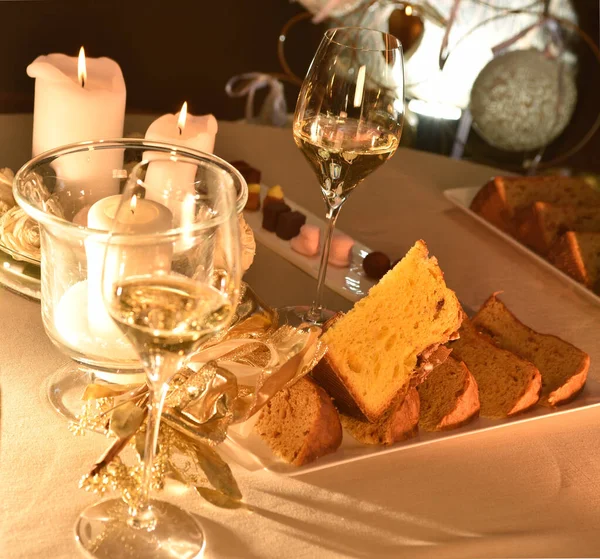 白色盘子里的薄荷糖片 一种典型的米兰蛋糕 放在用香槟酒和蜡烛装饰的桌子上过圣诞节 — 图库照片