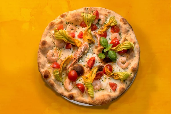 Pizza Com Camarões Flores Abobrinha Tomate Cereja Queijo Mussarela Vista — Fotografia de Stock