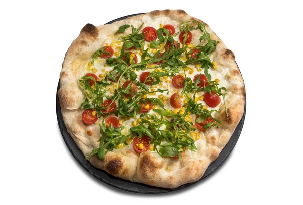 Pizza Com Mussarela Tomate Cereja Picado Salada Milho Rúcula Isolada — Fotografia de Stock