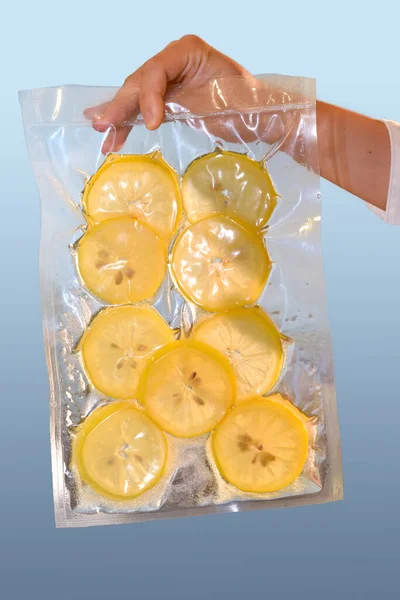 Mano Sostiene Bolsa Sellada Vacío Con Rodajas Fruta Limón Para —  Fotos de Stock