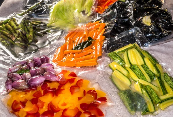 Bolsas Selladas Vacío Para Cocinar Con Pimientos Calabacines Chalotas Zanahorias — Foto de Stock
