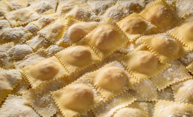 Unlu çiğ ravioli, tipik İtalyan yumurtalı makarna, yakın plan, üst manzara.
