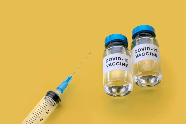Vaccin Mot Coronavirus Covid Injektionsflaskor Med Spruta Isolerad Gul Bakgrund — Stockfoto