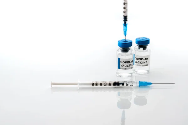 Vaccin Mot Coronavirus Covid Injektionsflaskor Med Sprutor Isolerade Vit Bakgrund — Stockfoto