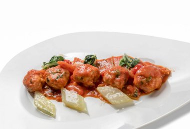 Polpette al Sugo, beyaz tabaktaki sebzeli domates soslu İtalyan köftesi.