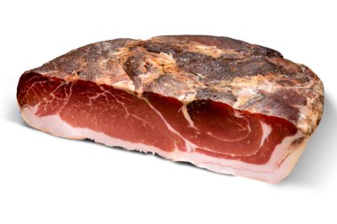 Speck, tipik Güney Tyrol tütsülenmiş jambonu, İtalya 'da Alto Adige - çiğ domuz eti, beyaz üzerine izole edilmiş.