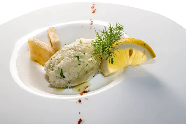 Kremalı morina balığı, tipik Venedik aperatifi. Beyaz bir tabakta limon dilimi ve kızarmış ekmekle birlikte Baccal Mantecato deniyor.