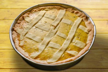 Paskalya pastası, Napolitan Pastiera deniyor, geleneksel ev yapımı tatlı kırsal ahşap masada pişirme tepsisinde.