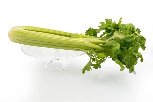 Celery Parta Zvýšeném Skleněném Podnosu Izolované Bílém Pozadí Kopírovací Prostor — Stock fotografie