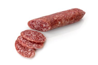 İtalyan salamı, dilimlenmiş sosis, beyaza izole edilmiş, kopyalama alanı.