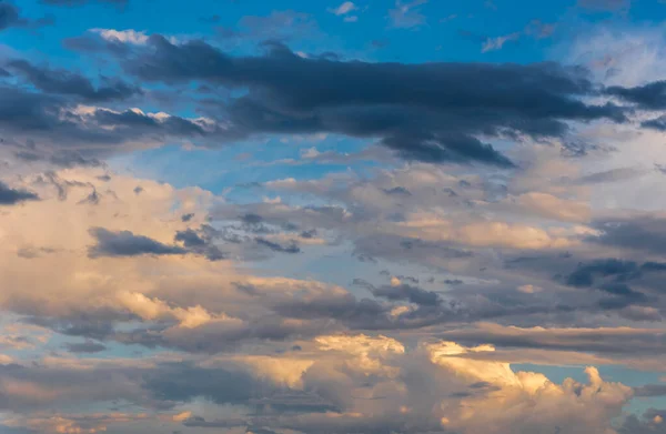 Błękitne Niebo Pomarańczowymi Chmurami Zachodzie Słońca Burzy — Zdjęcie stockowe