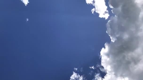 Weiße Wolken Blauen Himmel Zeitraffer Mit Sonnenstrahlen Ende Kopierraum — Stockvideo