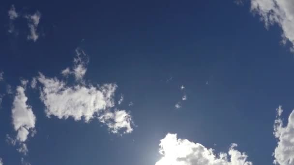 Weiße Wolken Blauen Himmel Zeitraffer Mit Sonnenstrahlen Kopierraum — Stockvideo