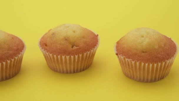 Pánev Řadě Muffinů Žlutém Pozadí — Stock video