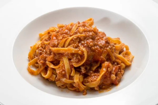 Italiaanse Tagliatelle Belegd Met Vlees Tomatensaus Close Een Witte Plaat — Stockfoto