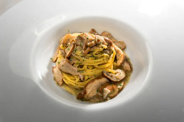 Porcini mantarlı Tajarin veya Boletus edulis, Alba, Langhe, Piedmont, İtalya 'dan fettucine makarna, beyaz tabakla kaplayın.