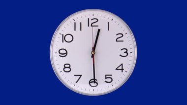 Süre aşımlı saat, siyah sayılı beyaz saat mavi arkaplanda üç saat gecikmeyle 12 'den 3' e sıralı saatler gösteriyor.