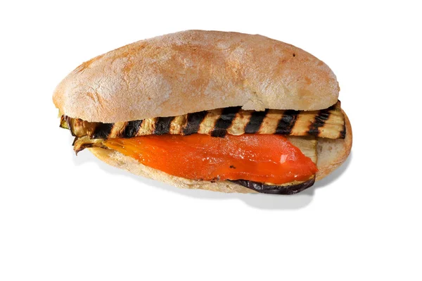 Smörgås Med Grillad Röd Paprika Och Grillad Äggplanta Skivor Isolerade — Stockfoto