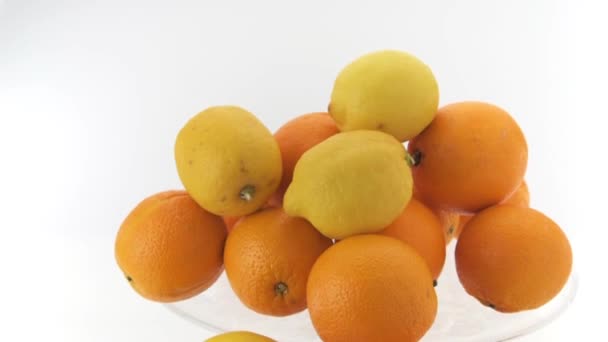 Citrusy Pomeranče Citrusy Sicílie Průhledném Skle Pozvednutém Talíři Izolovaném Bílém — Stock video