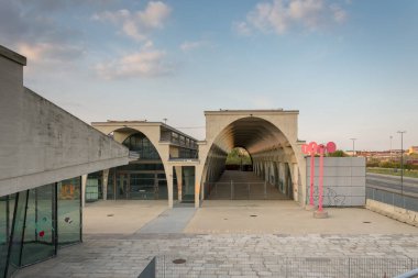 TURIN, İtalya - 23 Eylül 2017: 2006 Kış Olimpiyatları için kurulan Olimpiyat Köyü 'ndeki terk edilmiş alışveriş merkezi 