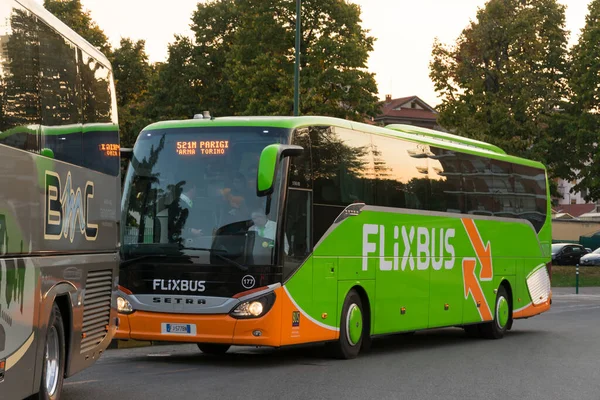 TURIN, İtalya - 23 Eylül 2017: Düşük maliyetli Flixbus şirketinin yeşil otobüsü Lingotto İstasyonu 'nda Paris' e doğru yola çıktı.
