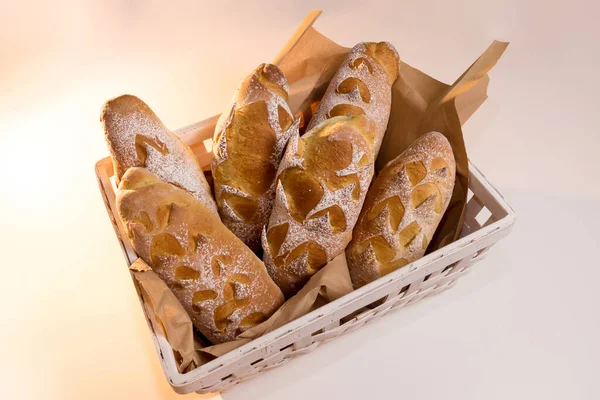 Świeżo Upieczony Chleb Zakwaszony Bagietka Białym Drewnianym Koszu Widok Góry — Zdjęcie stockowe