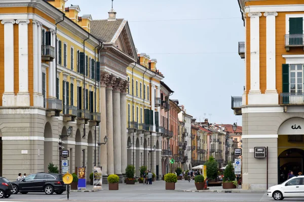 Cuneo Piedmont Włochy Czerwca 2017 Roma Katedrą Zabytkowymi Kolorowymi Budynkami — Zdjęcie stockowe