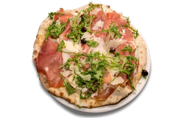 Pizza Com Presunto Parma Flocos Parmesão Salada Foguete Azeitonas Isoladas — Fotografia de Stock