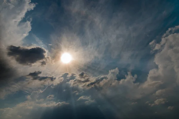 Świecące Słońce Promieniami Słońca Chmurach Błękitnym Niebie — Zdjęcie stockowe
