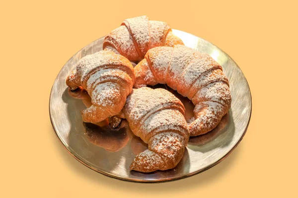 Croissant Brioches Mit Puderzucker Auf Silberteller Isoliert Auf Orangefarbenem Hintergrund — Stockfoto