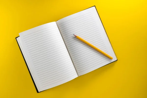 Ανοίξτε Επένδυση Σημειωματάριο Κίτρινο Μολύβι Απομονώνονται Κίτρινο Φόντο Στην Κορυφή — Φωτογραφία Αρχείου