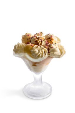 Krema ve meyve aromalı dondurma cam bardakta izole edilmiş, boşluk kopyala