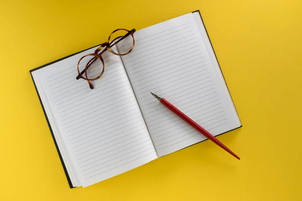 Notebook Forrado Com Caneta Vermelha Vintage Com Nib Óculos Antigos — Fotografia de Stock