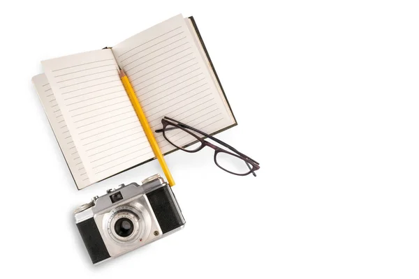Câmera Retro Com Notebook Forrado Lápis Amarelo Óculos Isolados Branco — Fotografia de Stock